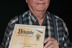 Riedlbeck-Heinz-80-mit-Ehrenmitglieds-Urkunde